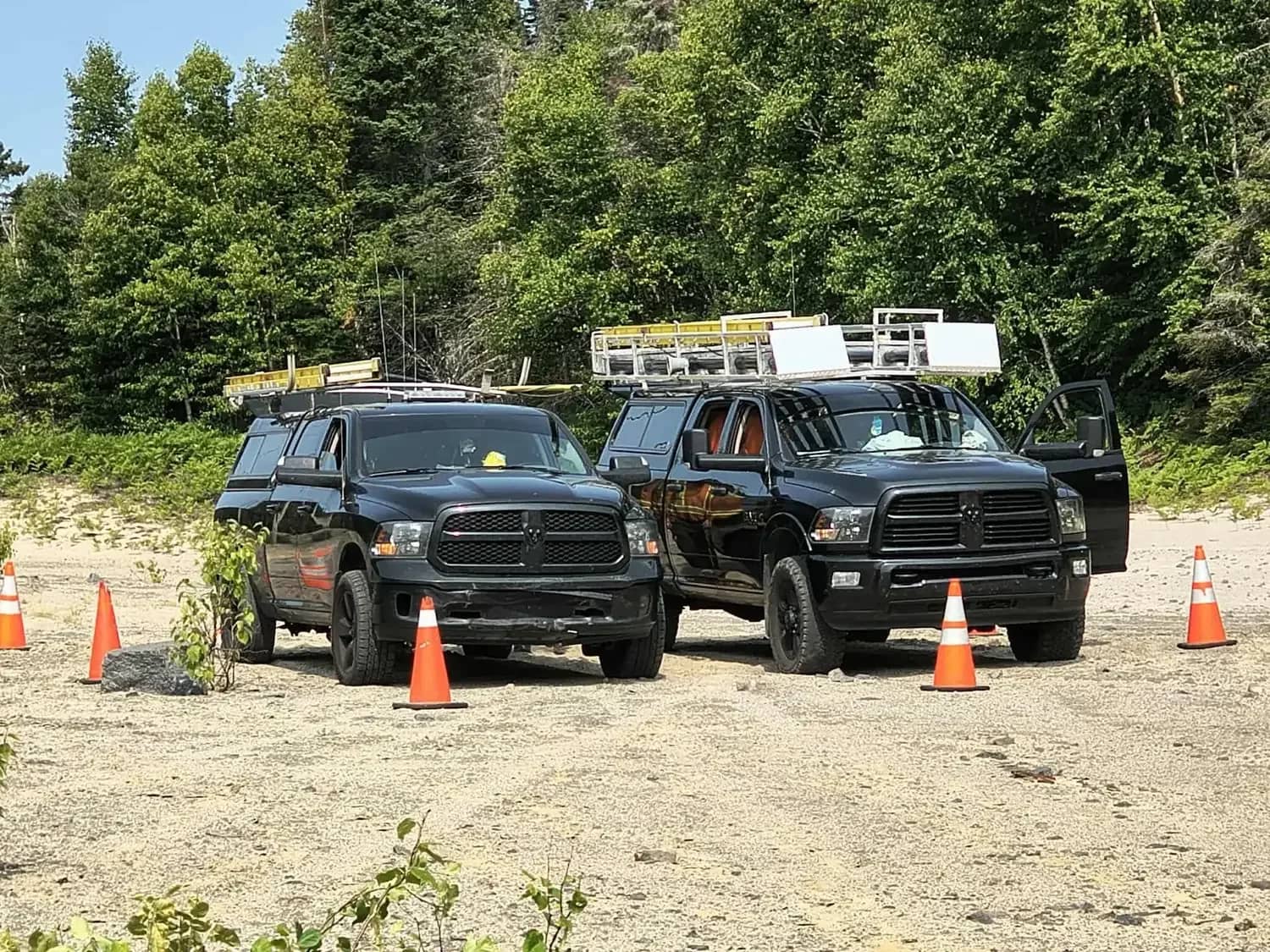Camions Pirax sur un chantier balisé