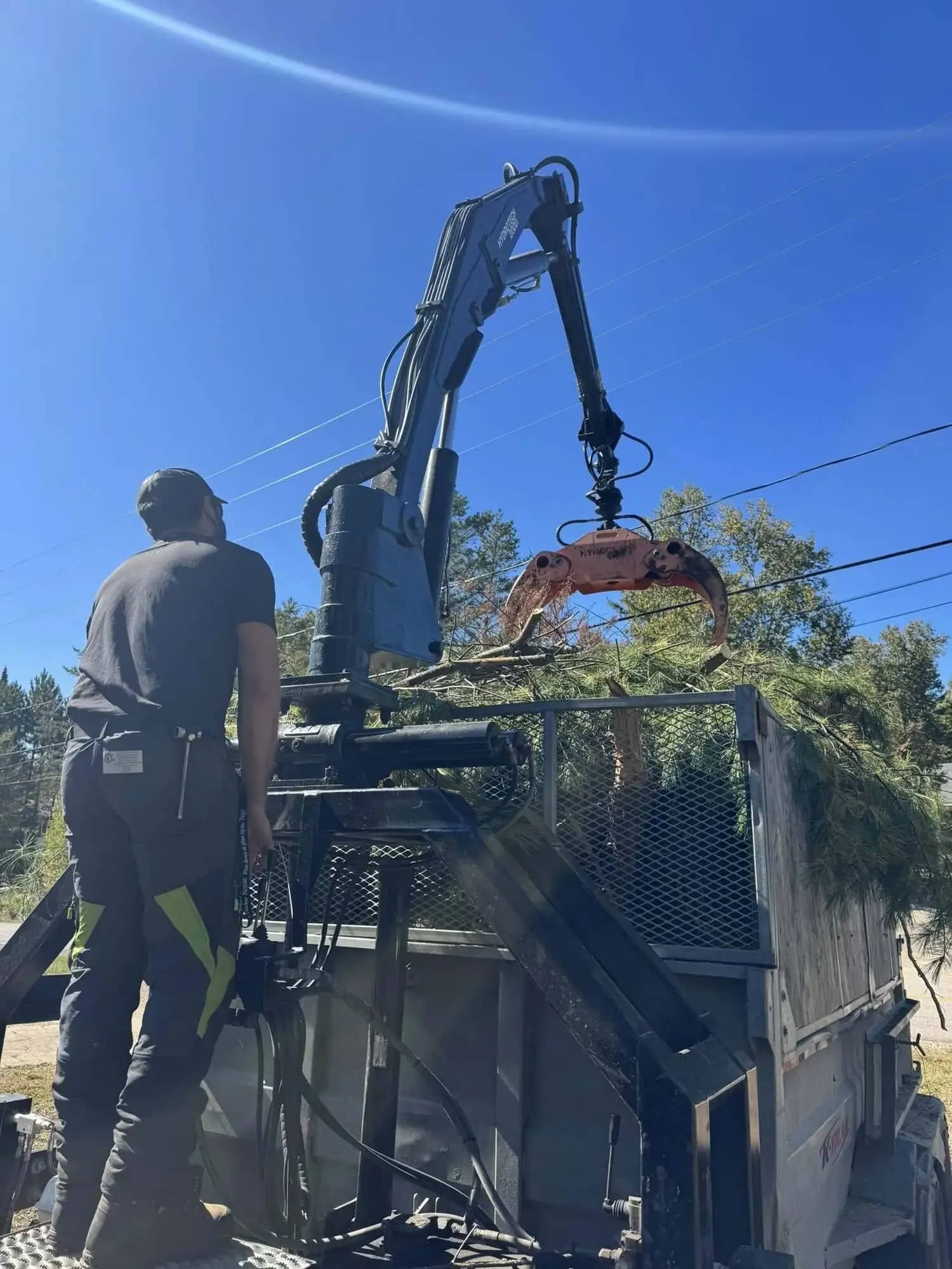 Chargement de branches à la grue à grappin